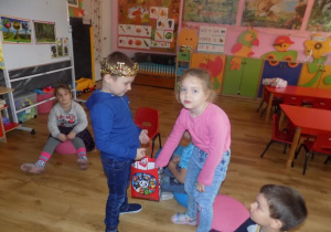 Arthur częstuje Gabrysię urodzinowym cukierkiem.